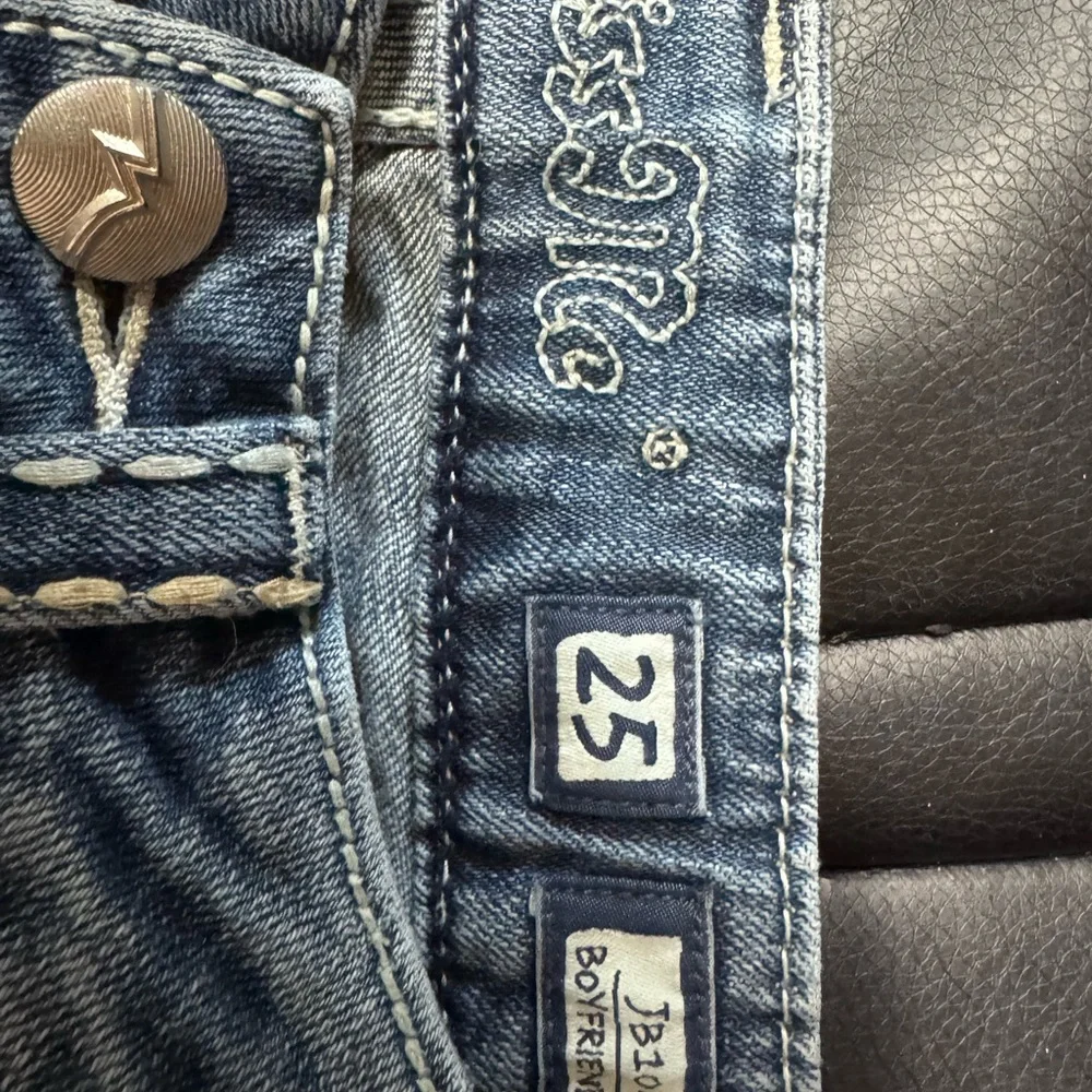 Miss Me Distressed Boyfriend Thick Stitch Embellished Cropped Jeans in Med 21 - Picture 6 of 8